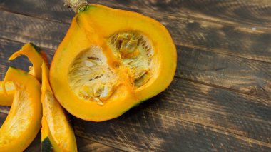 Ahşap masadaki balkabağı ile sonbahar arkaplanı