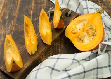 Ahşap masadaki balkabağı ile sonbahar arkaplanı