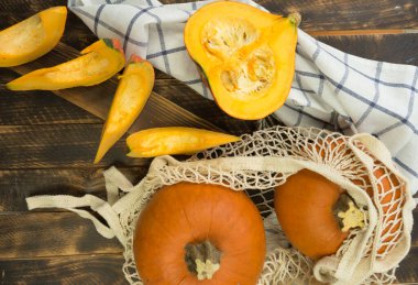 Balkabağı, ip torbası alıcısındaki tahta masada. Balkabağı düzlüğü ahşap arka planda yatıyordu.