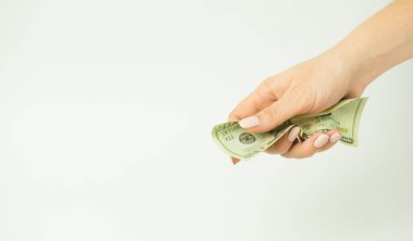 Beyaz arka planda izole edilmiş para ile el, izole