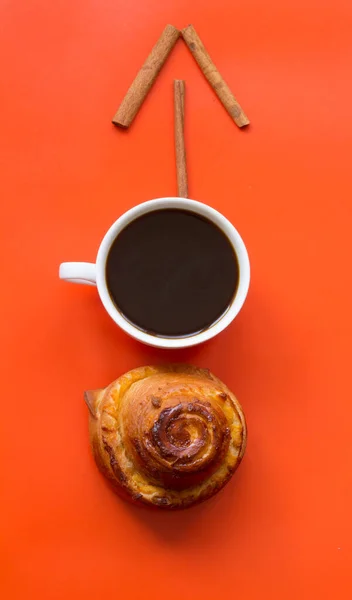 Шведский Булочки Корицей Черный Кофе Оранжевый Фон — стоковое фото