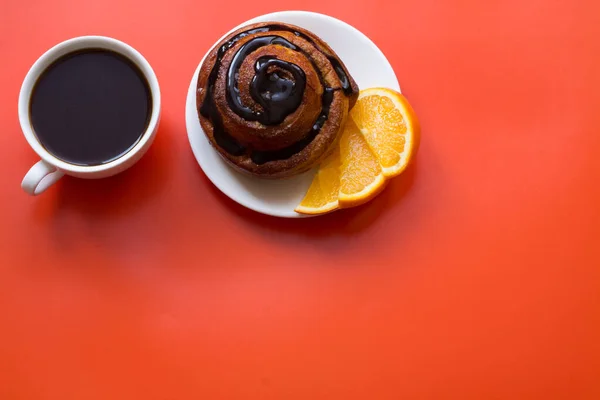 Шведский Булочки Корицей Черная Чашка Кофе Апельсин — стоковое фото