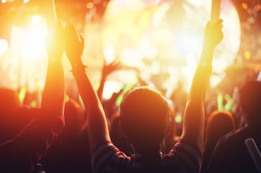 Rock konseri parti olay. Müzik Festivali ve aydınlatma sahne kavramı. Gençlik ve Fan club kavramı. İnsanlar ve yaşam tarzı tema. Turuncu fire Tema. 