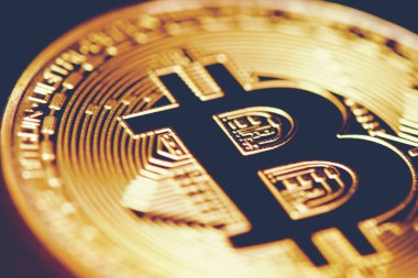 Altın Bitcoin. Bit sikke kadar kapalı. Şifreleme ve elektronik para kavramı. Döviz ticareti ve altın madenciliği tema. İş ve teknoloji Tema.