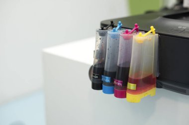 Yazıcı Mürekkep püskürtmeli tank. Bilgisayar ve renk kavramı. Teknoloji aksesuarları ve ekipmanları tema. Ofis ve işyeri Tema.