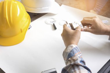 İnşaat Mühendisi Vernier kumpas ile ölçülür. İş ve teknoloji kavramı. Kask ve kağıt öğeleri çizim. Sivil ve çizim kroki Tema.