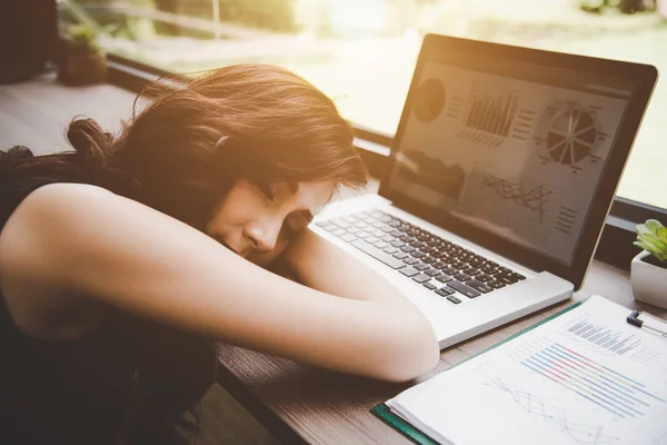 Egy Üzletasszony Belefáradt Laptopos Munkába Pihenj Szunyókálj Üzletemberek Túlóra Téma — Stock Fotó