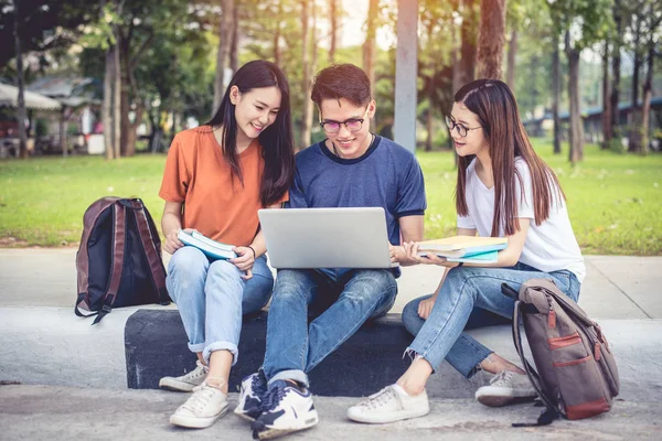 三位亚洲年轻的校园学生一起享受辅导和读书 友谊和教育理念 校园学校和大学主题 大学学习的快乐与乐趣 — 图库照片