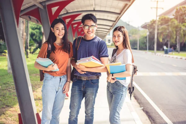 三位亚洲年轻的校园学生一起享受辅导和读书 友谊和教育理念 校园学校和大学主题 大学学习的快乐与乐趣 — 图库照片