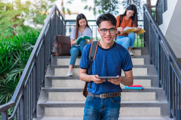 Három Ázsiai Fiatal Campus Diákok Élvezik Tutori Olvasni Együtt Lépcső — Stock Fotó