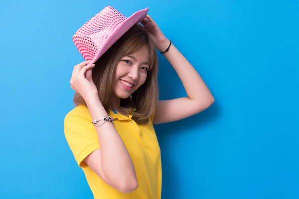 Bellezza Donna Posa Con Cappello Rosa Davanti Sfondo Muro Blu — Foto Stock