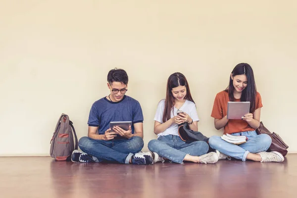 Grupo Estudante Universitário Asiático Usando Tablet Telefone Celular Fora Sala — Fotografia de Stock