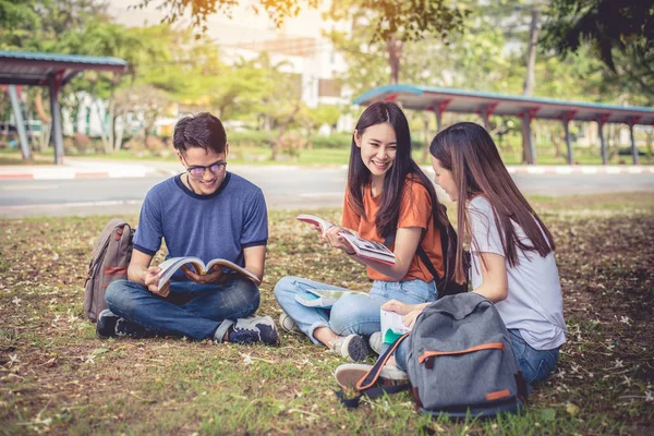 亚洲大学生小组在户外草地上读书和辅导专门班 幸福与教育学习理念 回到学校的概念 青少年和人主题 — 图库照片