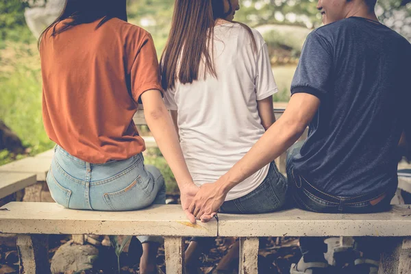 Başka Bir Kadın Erkek Ellerini Arkadan Birlikte Onun Kız Arkadaşı — Stok fotoğraf