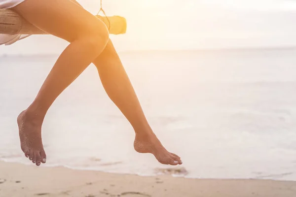 Frauenbeine Strand Auf Holzschaukel Relax Und Single Frau Konzept Glück — Stockfoto