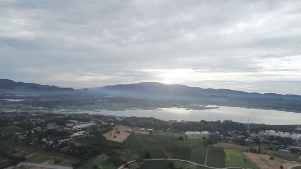 Vista Aérea Del Lago Con Montaña Campo Ciudad Por Dron — Vídeos de Stock