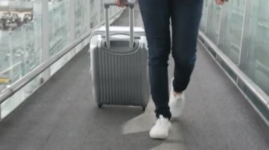 Kadının arabası bavul Havaalanı'nda ile yürüme kapatın. İnsanlar ve yaşam kavramı. Önden görünüm ve düşük açılı