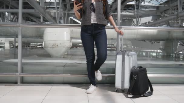 Nahaufnahme Einer Frau Die Ihr Smartphone Benutzt Und Mit Gepäck — Stockvideo