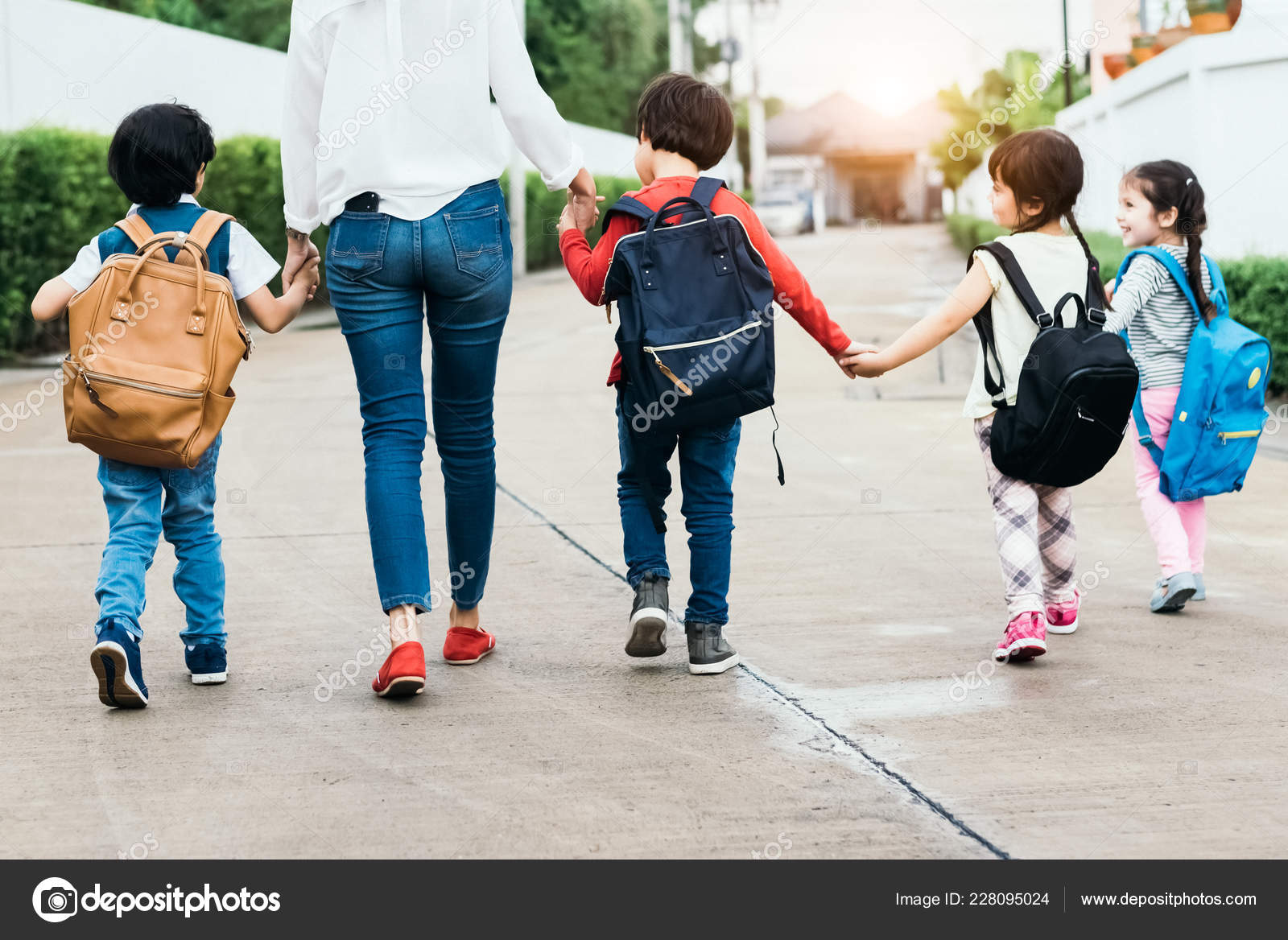 Retour L Ecole Eleves Groupe Mere Aller L Ecole Ensemble Parent Envoyer Image Libre De Droit Par Shutter2u C