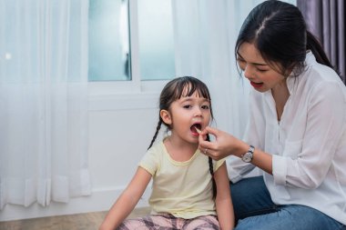 Annem çocukları patates cipsiyle besliyor. Öğretmen öğrenciyi atıştırmalık ile besliyor. Okula ve eğitim anlayışına geri dönelim. Çocuklar ve çocuklar teması. Ev tatlı ev ve Kreş teması.