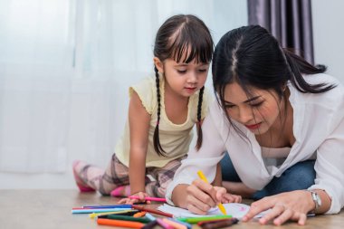 Annem kızına sanat dersinde resim yapmayı öğretiyor. Okula ve eğitim anlayışına geri dönelim. Çocuklar ve çocuklar teması. Ev tatlı ev teması.
