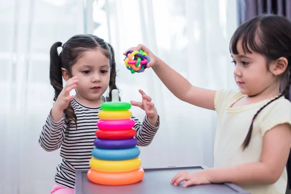 Duas Meninas Brincando Pequenas Bolas Brinquedo Casa Juntas Educação Felicidade — Fotografia de Stock