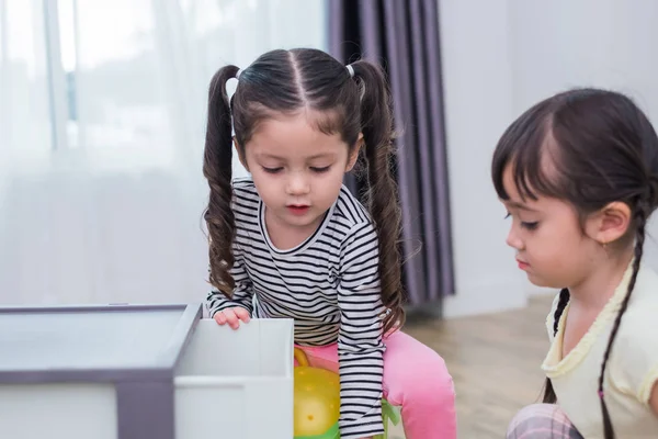 Dos Niñas Jugando Pequeñas Pelotas Juguete Casa Juntas Educación Felicidad —  Fotos de Stock