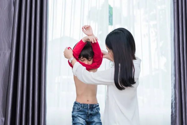 Jonge Aziatische Moeder Verkleed Zoon Outfits Voor Voorbereiding Gaan Naar — Stockfoto