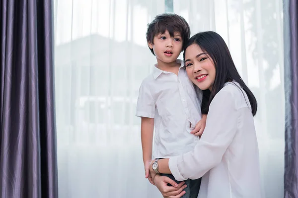 美しさアジアの女性は抱きしめ 彼女の息子を運ぶ 幸せな家族とホーム甘い家のコンセプト 愛とライフスタイルのテーマ — ストック写真