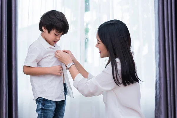 Jeune Maman Asiatique Habillé Tenues Fils Pour Préparer Aller École — Photo