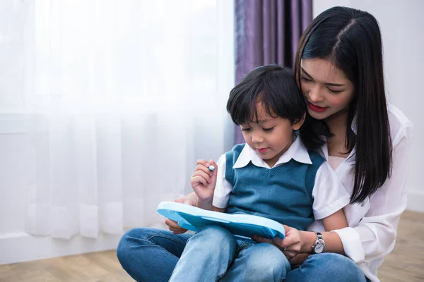 Asiática Mamá Enseñando Lindo Chico Dibujar Pizarra Juntos Concepto Regreso — Foto de Stock