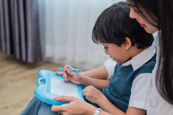 Mãe Asiática Ensinando Menino Bonito Para Desenhar Quadro Juntos Volta — Fotografia de Stock