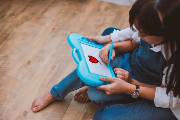 Mãe Asiática Ensinando Menino Bonito Para Desenhar Coração Vermelho Bordo — Fotografia de Stock