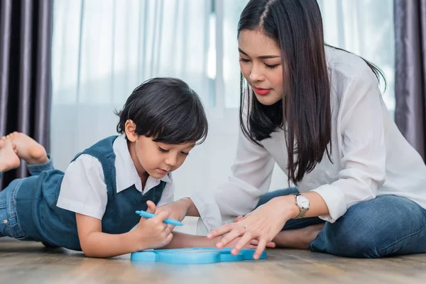 Mãe Asiática Ensinando Menino Bonito Para Desenhar Quadro Juntos Volta — Fotografia de Stock