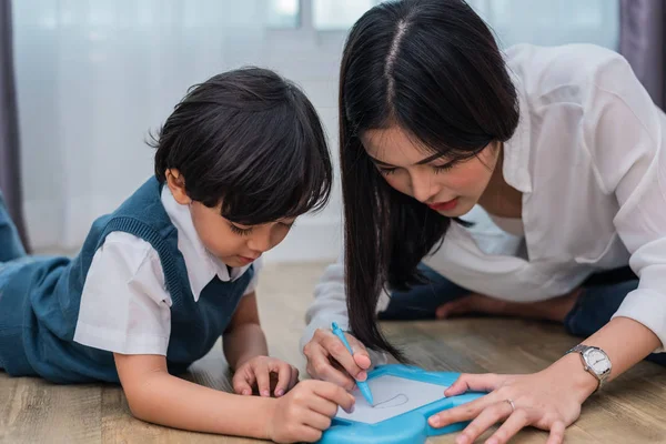 Mãe Asiática Ensinando Menino Bonito Para Desenhar Quadro Juntos Volta — Fotografia de Stock