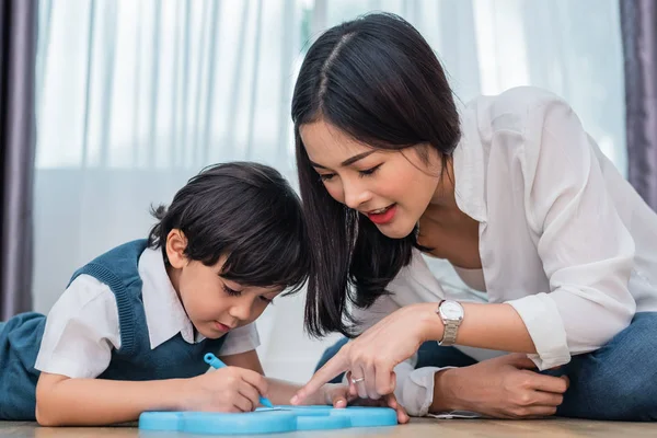 Asian Mamo Teaching Ładny Chłopak Rysunek Tablica Razem Powrót Szkoły — Zdjęcie stockowe