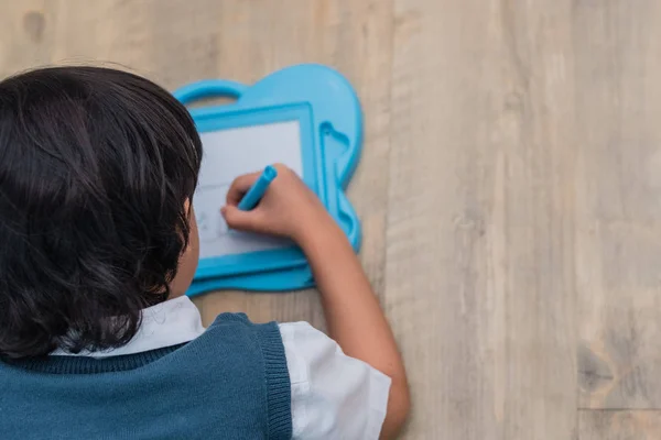 Kleine Jongen Tekening Schets Tekenbord Homeschool Onderwijs Terug Naar School — Stockfoto