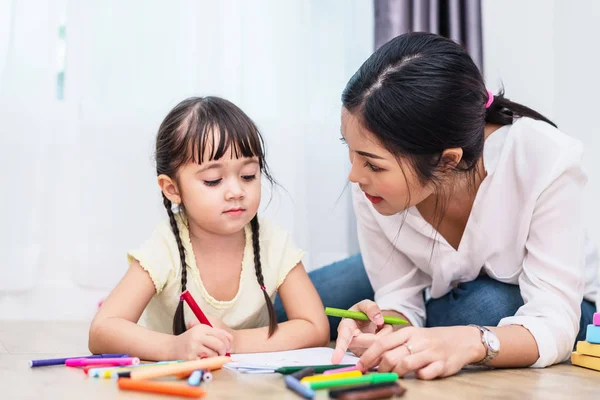 Mama Uczy Córkę Rysowania Klasie Sztuki Powrót Szkoły Koncepcji Edukacji — Zdjęcie stockowe