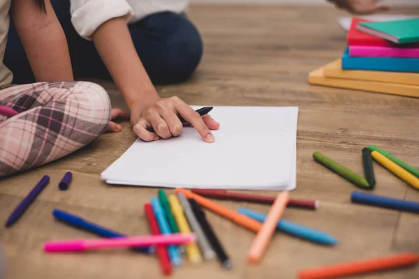 Cerró Las Manos Mamá Enseñando Los Niños Pequeños Dibujar Dibujos —  Fotos de Stock