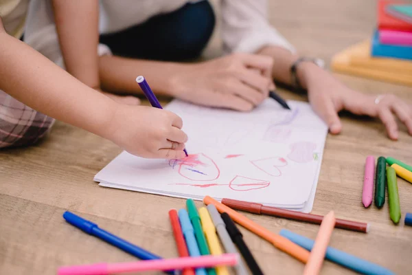 Gesloten Handen Van Moeder Onderwijzen Kleine Kinderen Tekenen Cartoon Art — Stockfoto