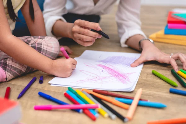 Mãos Fechadas Mãe Ensinando Crianças Pequenas Desenhar Desenhos Animados Aula — Fotografia de Stock