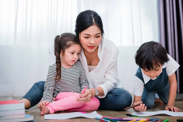 Matka Uczy Dzieci Rysunku Córka Syn Malują Kolorowe Kredki Domu — Zdjęcie stockowe