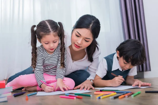 Mutter Unterrichtet Kinder Zeichenunterricht Tochter Und Sohn Malen Mit Buntem — Stockfoto