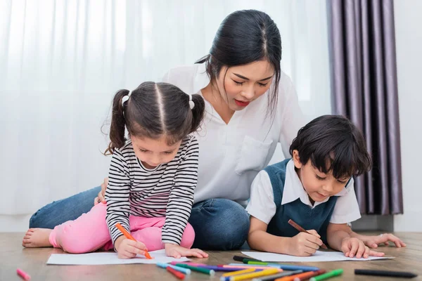 Mutter Unterrichtet Kinder Zeichenunterricht Tochter Und Sohn Malen Hause Mit — Stockfoto