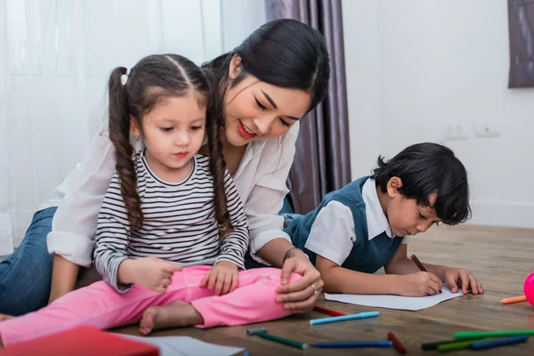 Mère Enseignant Aux Enfants Classe Dessin Peinture Fille Fils Avec — Photo