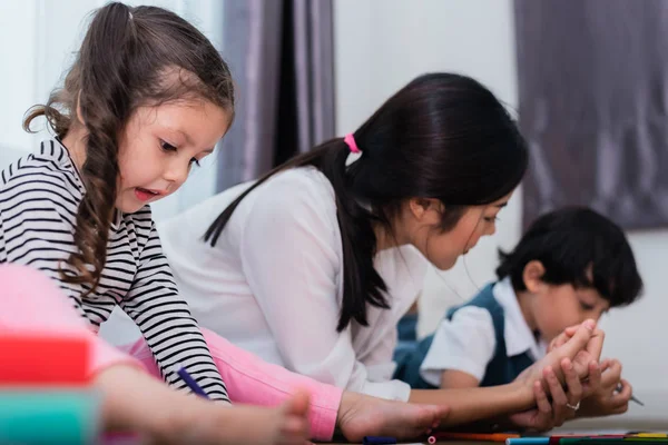 Anne Çizim Sınıfında Çocuklara Öğretiyor Evinde Renkli Boya Kalemleriyle Resim — Stok fotoğraf