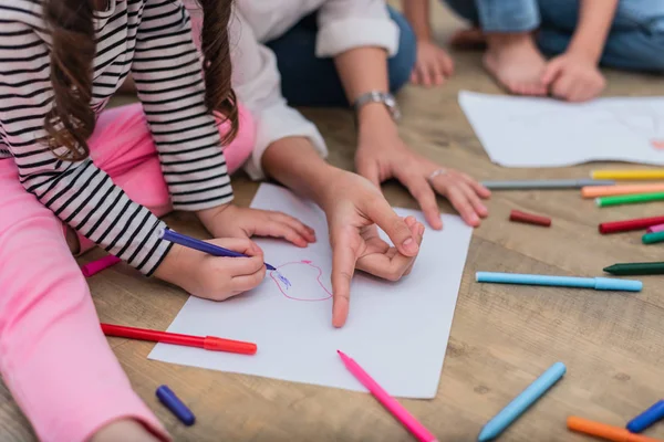Mãos Fechadas Mãe Ensinando Crianças Pequenas Desenhar Desenhos Animados Aula — Fotografia de Stock