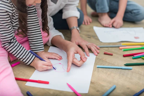 Zamknięte Ręce Mama Nauczania Małych Dzieci Rysowania Kreskówek Klasie Sztuki — Zdjęcie stockowe