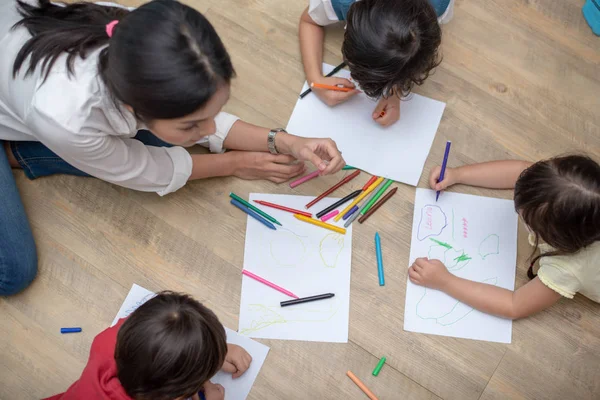 Группа Дошкольников Педагогов Рисуют Бумаге Художественном Классе Вернемся Школе Концепции — стоковое фото