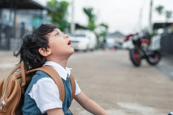 小男孩早上上学很无聊 孩子学生有无聊的抑郁情绪 人和生活方式的概念 教育与返校主题 儿童发展主题 — 图库照片